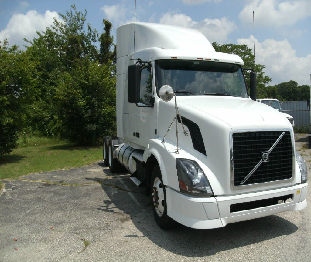 2011 Volvo VNL64T